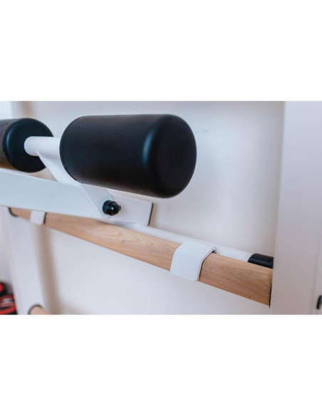 Drabinka gimnastyczna z drążkiem poręczą do ćwiczeń i ławeczką benchk 723w