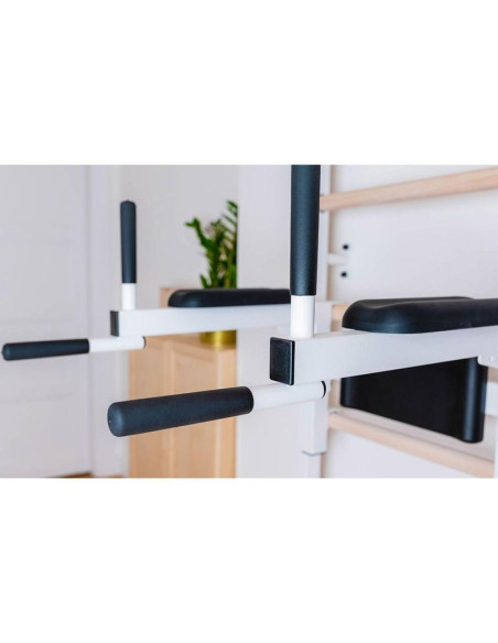 Drabinka gimnastyczna drewniano metalowa z drążkiem, ławką i akcesoriami benchk 233w