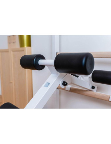 Drabinka gimnastyczna drewniano metalowa z drążkiem, ławką i akcesoriami benchk 233w