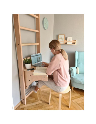 Drabinka z drewnianym do podciągania z biurkiem benchk 112