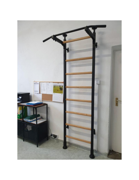 Rozporowa drabinka gimnastyczna drewniano metalowa z metalowym drążkiem w kolorze dębu benchk 511