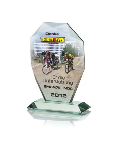 Trofeum szklane z nadrukiem kolorowym luxorjet, grawerowaniem oraz wypełnieniem farbą i etui