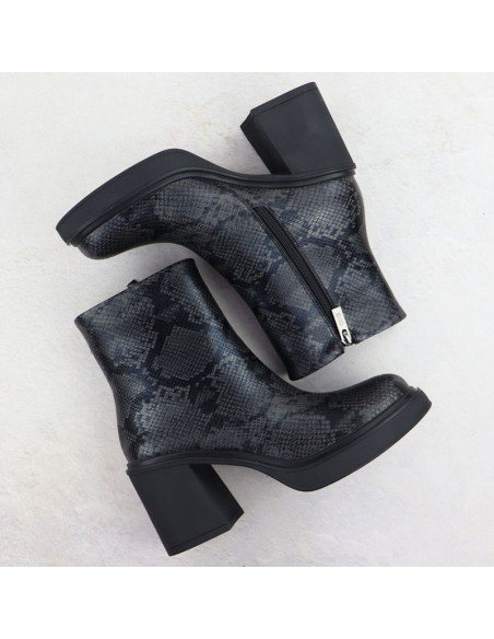 Skórzane botki damskie na słupku wężowe czarne goe  ss2n4152