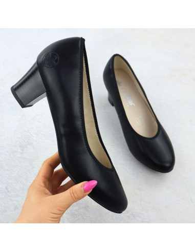 Skórzane czółenka damskie na niskim słupku czarne rieker  44650