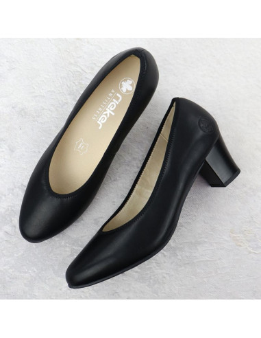 Skórzane czółenka damskie na niskim słupku czarne rieker  44650