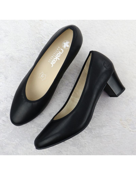 Skórzane czółenka damskie na niskim słupku czarne rieker  44650