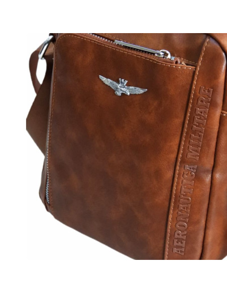 Torba męska na ramię listonoszka aeronautica militare sling bag brązowa - am-1182