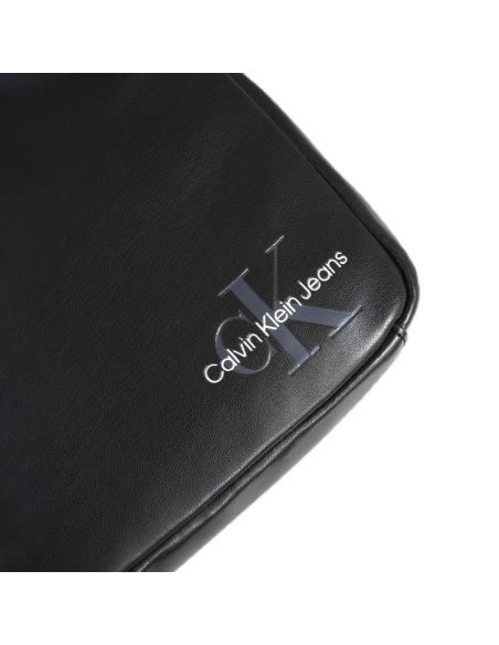 Torba na ramię listonoszka calvin klein jeans crossbody bag czarna - zm0zm0352-bds